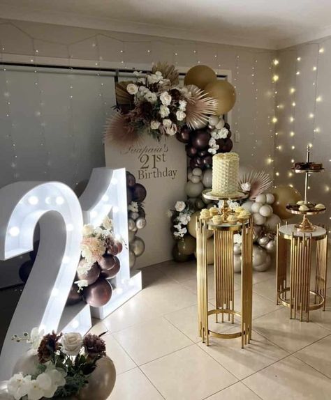 21st Birthday: 31 Ideas to Throw a Memorable Party Birthday Dinner Set Up Ideas, Dinner Set Up Ideas, 21st Theme Party Ideas, 21st Birthday Table Decorations, 21st Birthday Centerpieces, 21st Party Themes, Classy 21st Birthday, 21st Birthday Dinner, 21st Birthday Party Decor