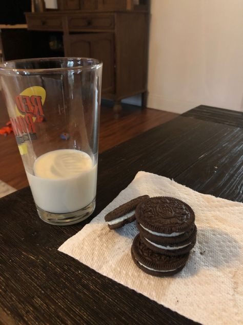 Oreos And Milk, Oreo And Milk, Mc Flurry Oreo Aesthetic, Dairy Milk Silk Oreo, Oreo Box, Oreo Aestethic Snack, Oreo Meme, Nestle Milk, Oreo Milk