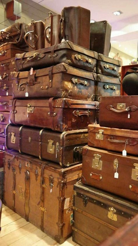 Cardboard Suitcase, Old Luggage, Power Bar, Paris Flea Markets, Travel Chic, Old Trunks, Travel Trunk, Old Suitcases, Antique Trunk