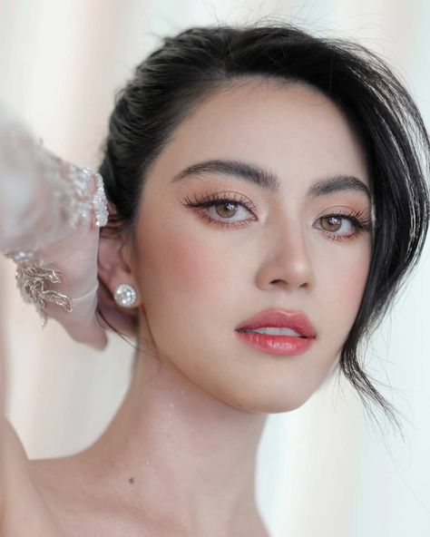 Bride Makeup Asian, Actresses With Black Hair, Makeup Korean Style, Asian Wedding Makeup, Asian Bridal Makeup, Bridal Eye Makeup, Graduation Makeup, Wedding Makeup Looks, Natural Wedding Makeup