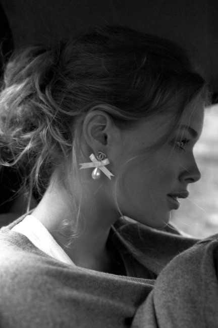 DAIKIRI DE LIMON Chanel Pearls, Doutzen Kroes, Nose Job, Chanel Earrings, Beautiful People, A Woman, Chanel, Black And White, Tumblr