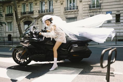 Runaway Bride, Vogue China, Top Secret, Pose Reference Photo, 인물 사진, Vogue Paris, Photography Inspo, Editorial Photography, Vivienne Westwood