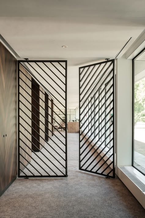 interior design Apartment Grill Door, Window Bars Design, Kitchen Grill Design, Porch Grill Design, House Grill Design, Modern Grill Design, Front Door Gate, Grills Design, Window Aluminium