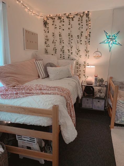 Dorm Room Arrangements, Classy Dorm Room, Modern Home Trends, Cozy Kitchen Ideas, Single Dorm Room, Collage Dorm Room, Garage Door Ideas, Room Decor Design, Pretty Dorm Room