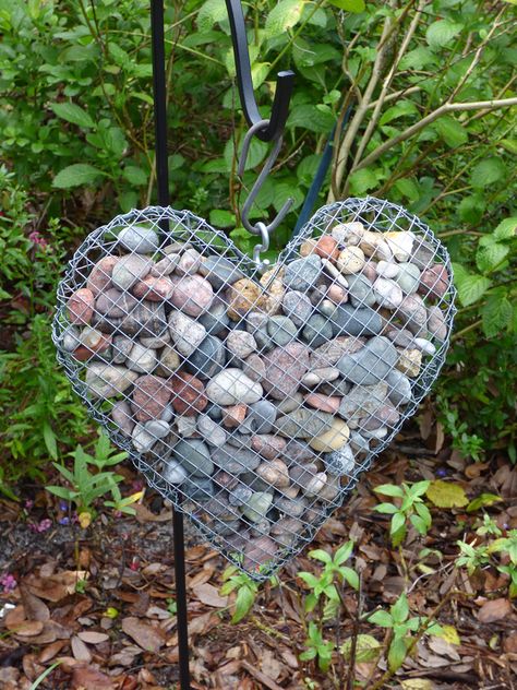 Rock Collection Display, Rock Crafts Diy, Seashell Art Diy, Heart Shaped Rocks, Driftwood Art Diy, Seashell Wall Art, Seashell Projects, Garden Decor Projects, Garden Art Sculptures Diy