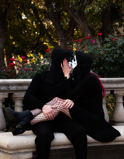 Ghostface Cosplay Couple, Couple Halloween Costumes Scream, Couples Scream Halloween Photoshoot, Spooky Couple Photoshoot Scream, Ghost Face Couples Photoshoot, Couple Halloween Poses, Ghostface Photoshoot Couple, Halloween Couple Photoshoot Scream, Ghost Face Photoshoot Couple