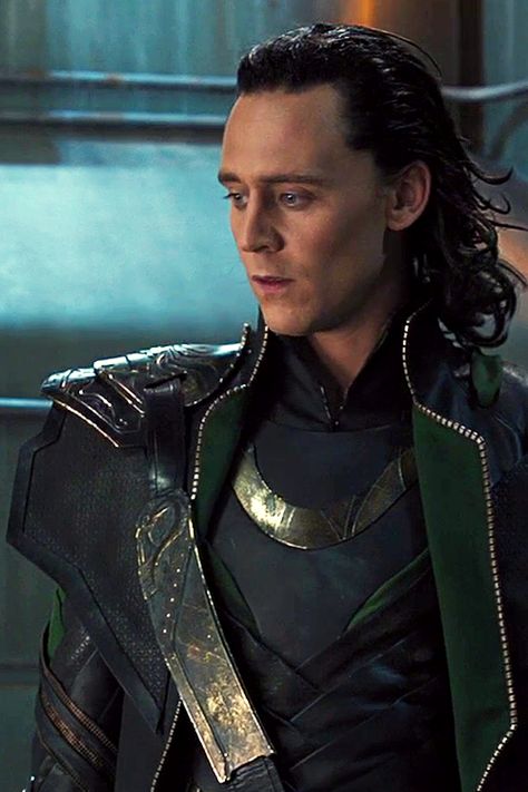 Loki Stark Tower, Wallpaper Avengers, Loki Avengers, Thor Loki, Thomas William Hiddleston, Loki Marvel, Loki Thor, Loki Laufeyson, The Perfect Guy