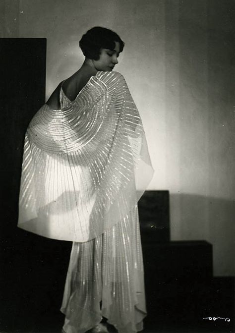 Inspiração - 1930s Thirties Fashion, Black And White Photograph, Shawl, A Woman, Art Deco, Black And White, White, Black, Art