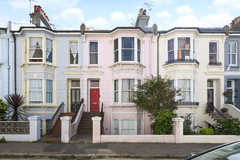 Brighton Townhouse, White Cupboards, Under Stairs Cupboard, St Georges, Stable Door, Heated Towel Rail, Grey Carpet, Apartment Garden, Face Light