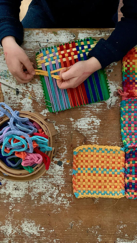 Weaving done on a loom for kids in Waldorf inspired handwork Montessori, Easy Waldorf Crafts, Waldorf Sewing Projects, Waldorf School Activities, Waldorf Kindergarten Activities, Waldorf Crafts Preschool, Waldorf Preschool Activities, Waldorf Handwork Projects, Waldorf Art Projects For Kids