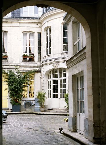 like rounded buildings with arches and window - Left Bank Paris Apartment In Paris, Parisian Apartment, Living In Paris, Paris Apartments, Facades, Architecture Details, French Country, In The Middle, Exterior Design