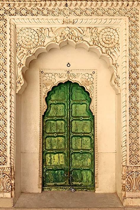 Royal Window Design, Rajasthan Architecture Drawing, Royal Mughal Aesthetic, Mughal Architecture Painting, Indian Architecture Photography, Jaipur Doors, Indian Architecture Painting, Rajasthani Arch, Jaipur Illustration