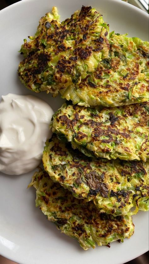 Zucchini Pancakes Healthy, Zucchini Pancake, Carrot Pancakes, Carrot Zucchini, Eggs Scrambled, Zucchini Pancakes, Healthy Food Inspiration, Healthy Food Dishes, Healthy Food Motivation