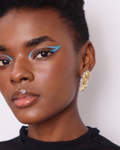 // c a t e y e Grafik Eyeliner, Color Eyeliner Makeup, Editorial Make-up, Rose Gold Eye Makeup, Make Up Designs, Make Up Gold, Eyeliner Designs, Gold Eye Makeup, Cute Eye Makeup