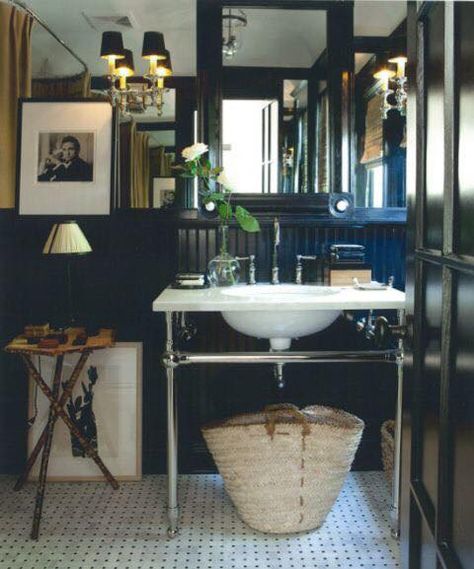 Masculine Bathroom, Wainscoting Bathroom, Dining Room Wainscoting, Diy Wainscoting, Subway Tiles, Black Bathroom, Wainscoting, Beautiful Bathrooms, Elle Decor