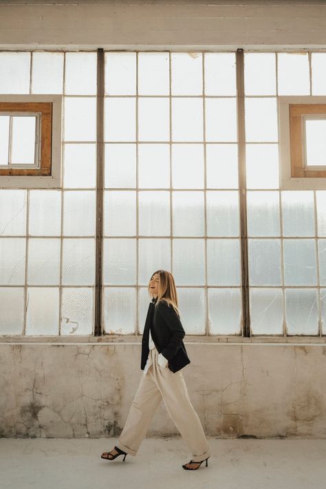 Studio Woman Portrait, Portrait Session Woman, Lifestyle Woman Photography, Earth Tone Photoshoot Studio, Bossbabe Aesthetic Pictures, Architect Headshots Women, Studio Sessions Photography Women, Business Women Photography, Lifestyle Women Photography