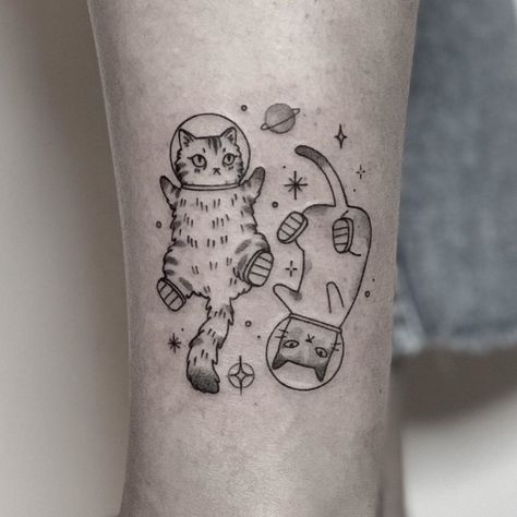 Rocket Ship Tattoo, Tattoo Gato, Cat Tattoo Ideas, Kitten Tattoo, Maching Tattoos, Cat Tattoo Simple, Space Tattoo, Matching Tattoo, Small Tattoo Designs