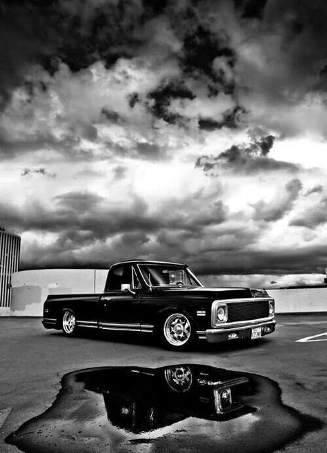 Classic truck. Great photo:) Classic Chevy Trucks Wallpaper, Truck Wallpaper Aesthetic, Chevy C10 Wallpaper, Clean Leather Seats, Truck Photography, 72 Chevy Truck, Black Truck, Low Riders, Interesting Pictures