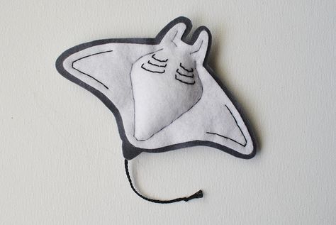 Manta Ray - Marine Soft Sculpture Wool Felt Plush by whatnomints, via Flickr Felt Manta Ray Pattern, Manta Ray Plush Pattern, Felt Stingray, Felt Plush, Felt Animal Patterns, Cute Sewing Projects, Sewing Stuffed Animals, Manta Ray, Felt Patterns