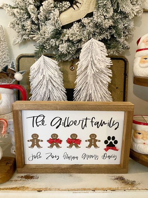 Personalized Christmas Signs, Christmas Family Crafts, Christmas Diy Gifts For Family, Christmas Family Sign, Family Christmas Sign, Cricut Family Sign Christmas, Christmas Family Name Sign, Gingerbread Signs Holidays, Gingerbread Wood Signs