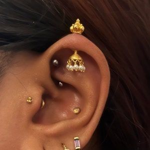 Indian Helix Earring, Helix Piercing Indian, Traditional Indian Ear Piercing, Indian Piercing Ear, Bugadi Earring Design In Gold, Koppu Earring, Ear Piercings Indian, Bugadi Earring Design, Indian Ear Piercing