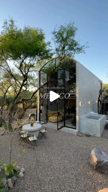 Tiny Concrete House, Concrete Tiny House, Concrete Cabin, Modern Desert, Concrete Architecture, Latest Interior Design Trends, Latest Interior Design, Travel Recommendations, Concrete House