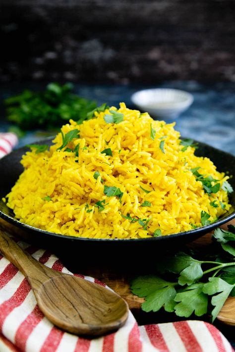 Learn to make this vibrant golden yellow turmeric rice. It is a fragrant, tempting one pot dish that’s perfect with curries and casseroles. Add some colour to your table with this delicious golden rice recipe. It’s so easy to make and ready in less than 30 minutes with about 30 seconds hands on time! | how to make turmeric rice| easy rice recipe| turmeric recipes| #rice #sidedish Instant Pot Turmeric Chicken And Rice, Tumeric Rice Recipe, Turmeric Rice Recipe, Recipes Using Turmeric, Tumeric Rice, Minute Rice Recipes, Golo Recipes, Healthy Rice Recipes, Turmeric Rice