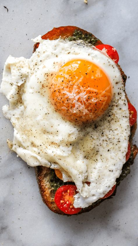 Classic pesto toast with tomatoes and eggs – bon abbetit Tomato Basil Toast, Tomato On Toast, Pesto Toast Breakfast, Pesto Eggs Breakfast, Pesto Eggs On Toast, Pesto Egg Toast, Pesto Eggs, Pesto Spinach, Pesto Bread