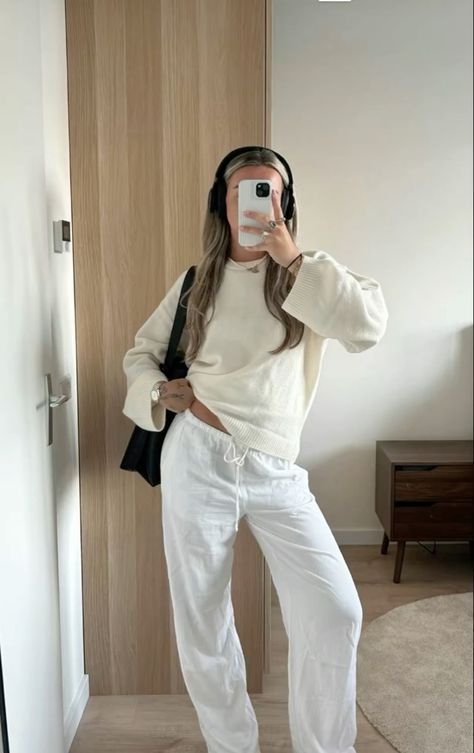 Outfits For Walking All Day, Outfit Inspo Lazy, Cozy Outfit Lazy Days, Outfits Lazy Days, White Jeans Outfit Winter, Lazy Fashion, Spiderman Outfit, Outfits Lazy, White Jeans Outfit