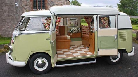 Vous pouvez aussi parfaitement conserver le style d’origine de votre combi afin de plonger dans les années 60 à chaque voyage. Source : Split th... Combi Vw T2, Combi Hippie, Vw Minibus, Vans Aesthetic, Vans Vintage, Kombi Motorhome, Van Vw, Volkswagen Camper Van, Volkswagen Vans