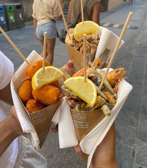 Fish And Chips Food Truck, Seafood Street Food, Fried Chicken Food Truck, Seafood Food Truck, Seafood Restaurant Design, Fried Seafood, Italian Street Food, Fish Snacks, Barbecue Restaurant