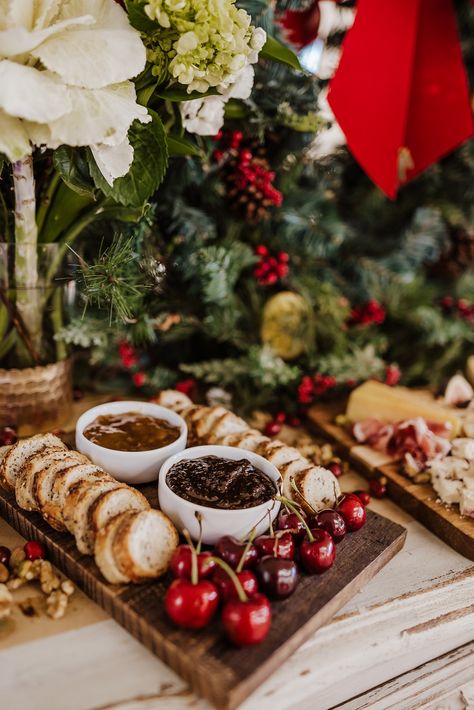 Christmas Wedding Food Buffet, Christmas Wedding Appetizers, Winter Wedding Lighting, Southern Christmas Wedding, Hallmark Wedding Ideas, Hallmark Christmas Wedding, Winter Wedding Menu Ideas, Intimate Christmas Wedding, Western Christmas Wedding