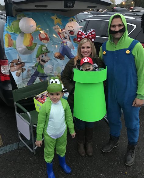 Baby carrier family  Mario halloween costume Mario Party Costume, Baby Mario Costume, Mario Character Costumes, Mario Costume Diy, Baby Carrier Costume, Mario Bros Costume, Mario Halloween Costumes, Mario Halloween, Super Mario Costumes