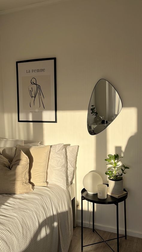 Miminalist Aesthetic Room, Room Ideas White And Black, Flat Bedroom Ideas, White And Black Room Decor, Minimalist Bedroom Black And White, Minimal Room Aesthetic, Room Decor Bedroom Minimalist, Black And White Minimalist Bedroom, Scandinavian Bedroom Nordic