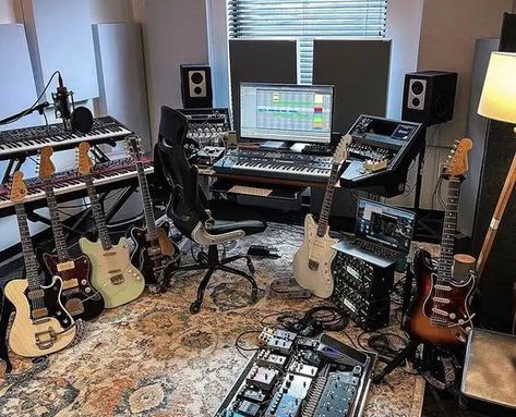 Bedroom Music Studio, Room Minimal, Music Room Design, Home Recording Studio Setup, Recording Studio Setup, Home Studio Ideas, Home Music Rooms, Rehearsal Room, Recording Studio Design