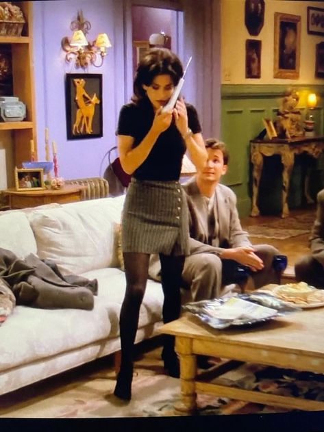 Friends Season 3 Outfits, Monica Skirt Outfits, Friends Iconic Outfits Rachel, Season 1 Monica Geller, Rachel Skirt Outfit, Friends 90s Aesthetic, Popular 90s Outfits, Rachel Green Monica Geller, Robin High Fidelity Outfits