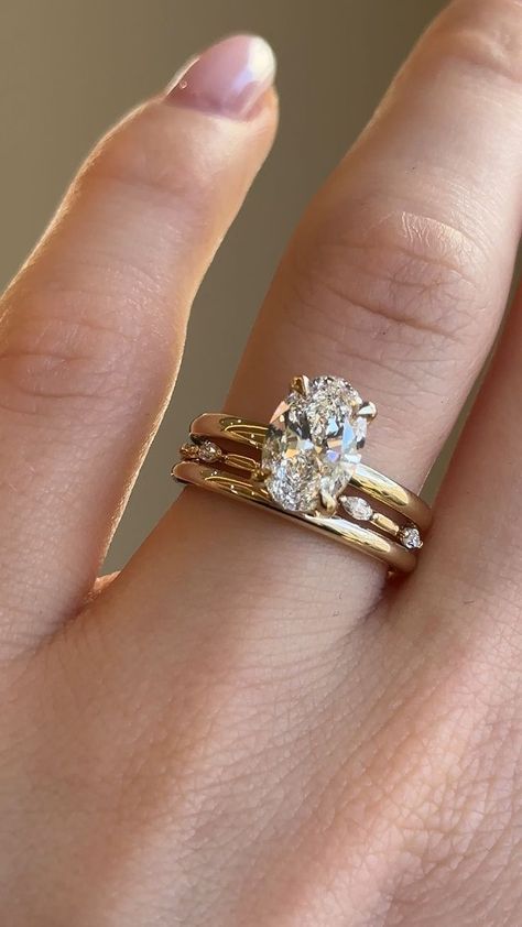 gold diamond wedding ring 😘 Please re-pin 😍💞 Silver Proposal Rings: Classic Elegance for the Modern Couple Gold Wedding Ring Stack, Wedding Ring Stack, Engagement Rings Ideas, Symbols Of Love, Pretty Engagement Rings, Gold Band Wedding Ring, Dream Wedding Ring, Stunning Diamond Rings, Stacked Wedding Bands