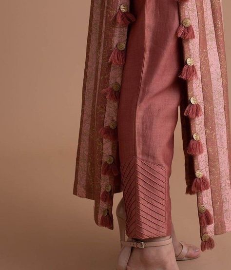 side chaak and salwar design 2021 Dress Designing Ideas, Women Trousers Design, Stylish Kurtis Design, Kurti Sleeves Design, Womens Pants Design, Dress Designing, Pick Stitch, Inspiration From Nature, Designing Ideas