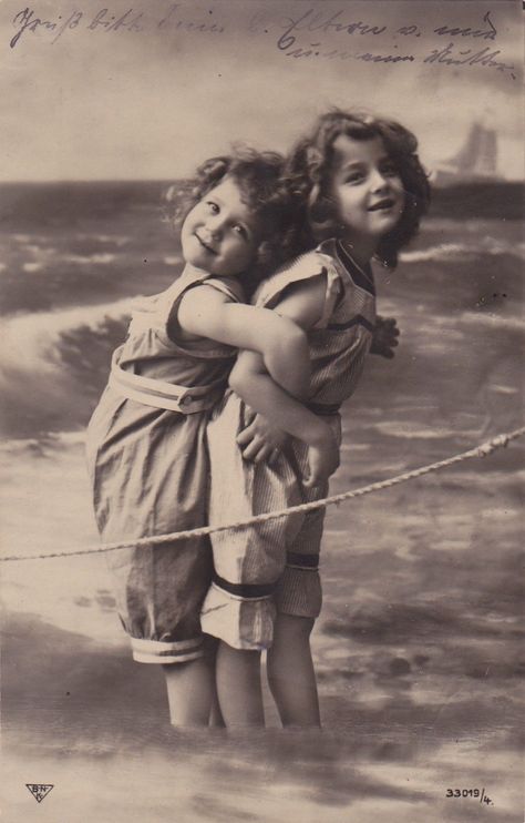 Penelope + Vasia Vintage Foto's, Vintage Children Photos, Postal Vintage, Portrait Vintage, At The Sea, Images Vintage, Upcoming Books, Foto Art, Two Sisters