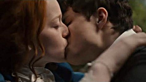 Gilbert Blythe And Anne Shirley Kiss, Anne Gilbert Kiss, Anne With An E Kiss Scene, Anne With An E Scenes, Anne With An E Kiss, Netflix Kiss Scene, Anne And Gilbert Kiss, Most Romantic Movie Scenes, Full Kiss