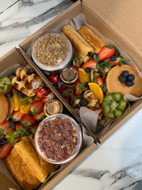 Brunch Box Packaging, Breakfast Delivery Ideas, Breakfast Box Packaging, Breakfast Boxes To Go, Brunch Box Ideas, Bed Breakfast Ideas, Brunch Box Breakfast, Breakfast Box Ideas, Box Desayuno