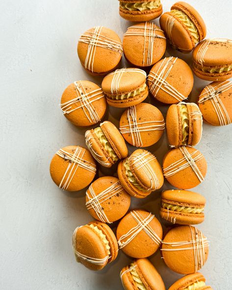 Now that it’s September, we’re officially calling it fall, right? These pumpkin cream chai macarons are good enough to eat year round! This recipe uses egg yolks, which we macaron bakers love 🥳 you can find this recipe in my Fall Fillings Part Two ebook! #macarons #macaronstime #glutenfree #frenchmacarons #macaronshells #macaronart #bakingtherapy #bakingvideos #macaronstagram #macaronvideo #macaronlove #meringue #bakingfun #womanowned #sweetcuisines #foodart #pastryporn #instapastry #food... Thanksgiving Macarons Designs, Fall Themed Macarons, Macaroon Aesthetic, Thanksgiving Macarons, Chai Macarons, Fall Pastries, Fall Macarons, Pumpkin Macarons, Halloween Macarons