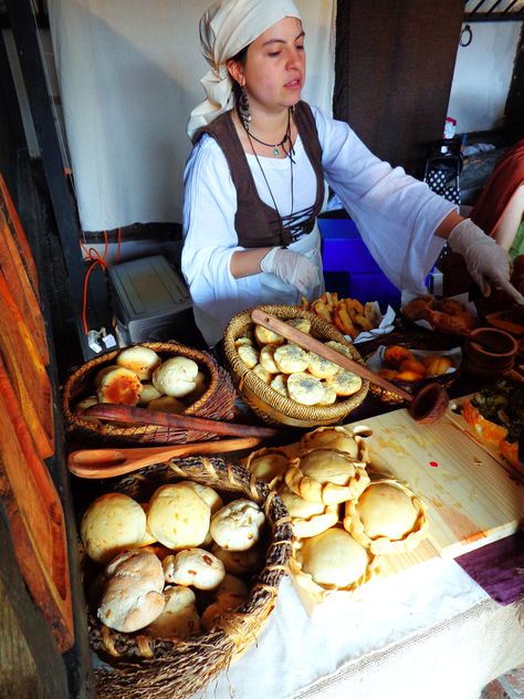 Los panes y las comidas mitad de la época mitad actuales y la vendedora,, La panadera, uno de los personajes de las aldeas medievales. Spain Culture, Spain, Ethnic Recipes