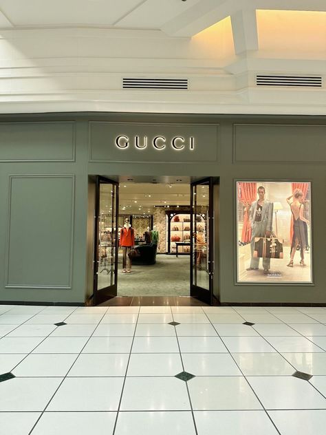 #fashion #gucci Gucci Store Interior, Gucci Building, Gucci Store Exterior, Gucci Luxury Shopping Bag, Gucci Flagship Store, Store Facade, Retail Store Interior Design, Gucci Shop, Gucci Store