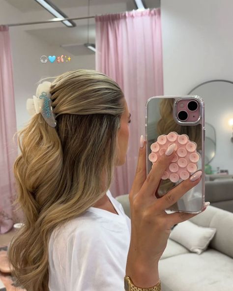 when @sophiatuxford styles your custom hair claw 🥹🦋 how incredible does the white claw with blue stones look 🐬🤍 use code HOT25 for 25% off your order 💫 Sophia Tuxford Hair, Sophia And Cinzia, Sophia Tuxford, Hair Consultation, Claw Clip Hairstyle, 2025 Goals, Beige Icons, Clip Hairstyle, White Claw