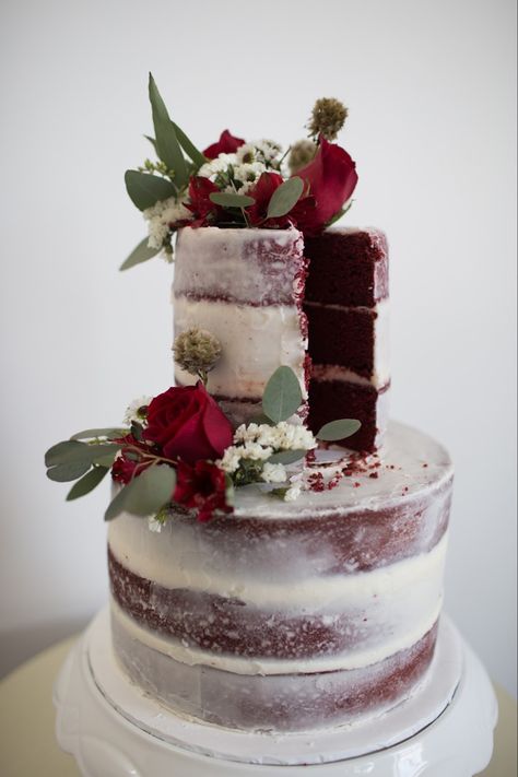 Red velvet cake, perfect combination of Christmas and Wedding, love the colours Red Velvet Wedding, Red Velvet Wedding Cake, Vintage Wedding Cake, Velvet Wedding, Wedding Cake Pictures, Winter Wedding Cake, Wedding Cake Recipe, Naked Cakes, Cake Photography