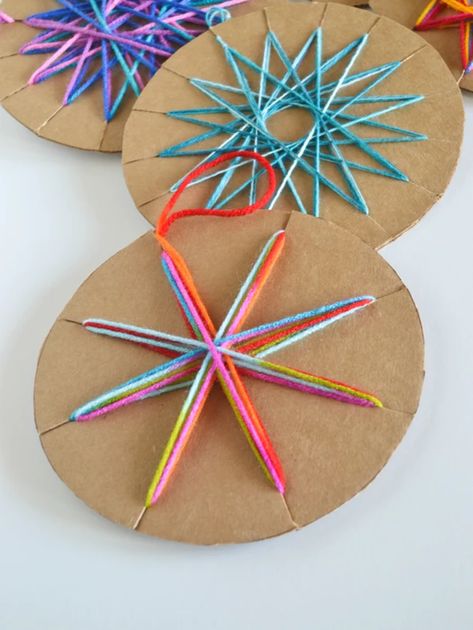 Diy Yarn Ornaments, Yarn Ornaments, Yarns Ornaments, Easy Holidays Crafts, Kids Christmas Ornaments, Diy Yarn, Paper Plate Crafts, Plate Crafts, Navidad Diy