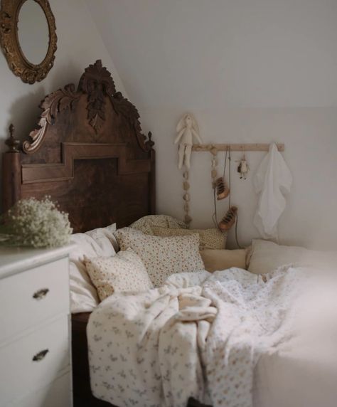 Calm Bedroom, Cottage Bedroom, Lovely Home, Pretty Room, Dreamy Room, Apartment Decorating, Vintage Kids, Dream Room Inspiration, Cozy Room