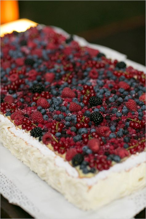 wedding cake | fresh berry cake | Italian wedding | wedding desserts | #weddingchicks Fresh Berry Cake, Fresh Berries Cake, Wedding Sheet Cakes, Italian Wedding Cakes, Berry Wedding, Summer Wedding Cakes, Italian Cake, Traditional Wedding Cake, Torte Cupcake