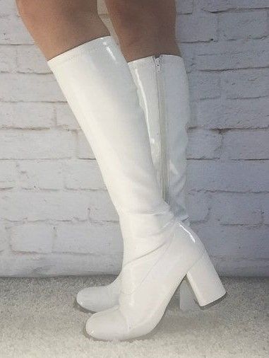 White Gogó Boots, White Disco Shoes, Go Go Boots 60s, Go Go Boots Aesthetic, White Boots Aesthetic, White Gogo Boots Outfit, Go Go Boots Outfit, Long White Boots, High White Boots